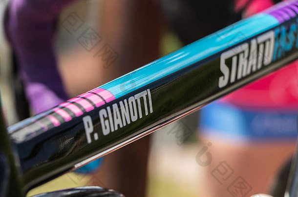 Paola Gianotti#iorispettoilciclista#ilgirodipaola Keep勇敢的意大利女自行车手穿着自行车环游<strong>世界</strong>吉尼斯<strong>世界纪录</strong>保持者