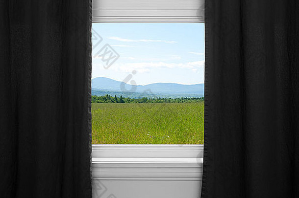 夏天景观窗口黑色的窗帘