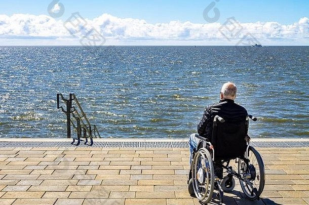 轮椅使用者在度假时可以俯瞰海洋