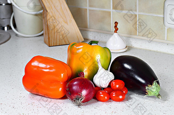 新鲜的生蔬菜厨房表格
