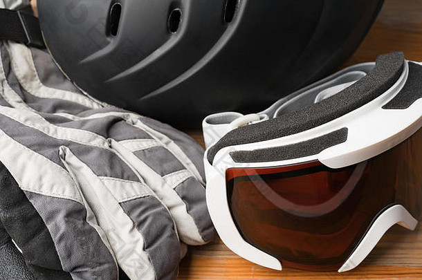 滑雪板或滑雪冬季运动防护装备-头盔、保暖手套和护目镜。
