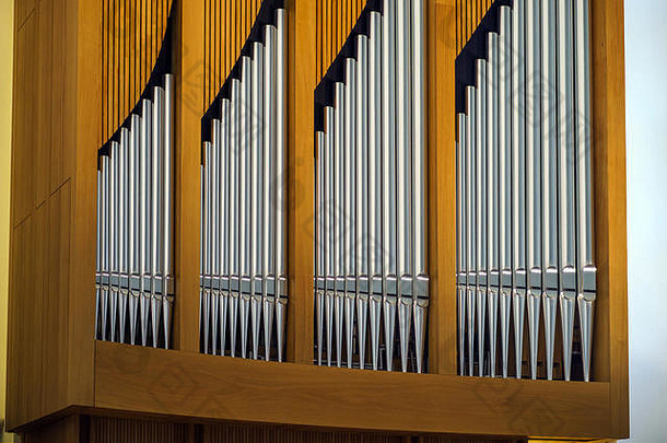 音乐教育学院翻新建筑中的现代管风琴