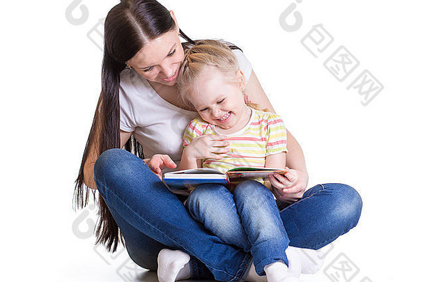 母亲和女儿正在看书