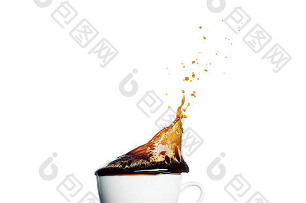 杯溢出咖啡创建飞溅孤立的白色背景