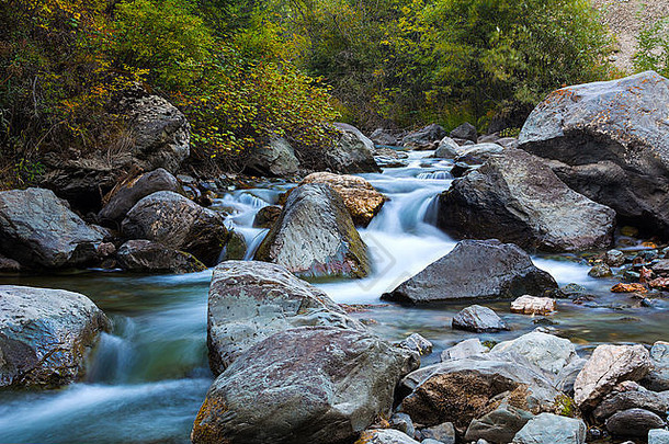 山河的石底。瀑布瀑布。俄罗斯阿尔泰山脉