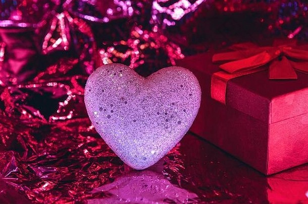 心形和盒子，在时尚的<strong>发光</strong>红色背景上搭配礼物。情人节庆典或婚礼概念或其他爱情活动。