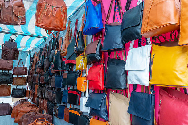 跳蚤市场中一些不同颜色和类型的袋子的图像