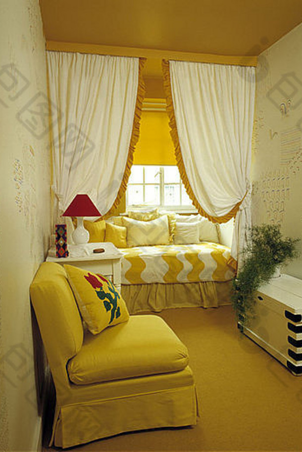 卧室客厅中的黄色沙发和白色喷漆柜，黄色 白色窗式座椅上方有白色窗帘，并配有配套的靠垫