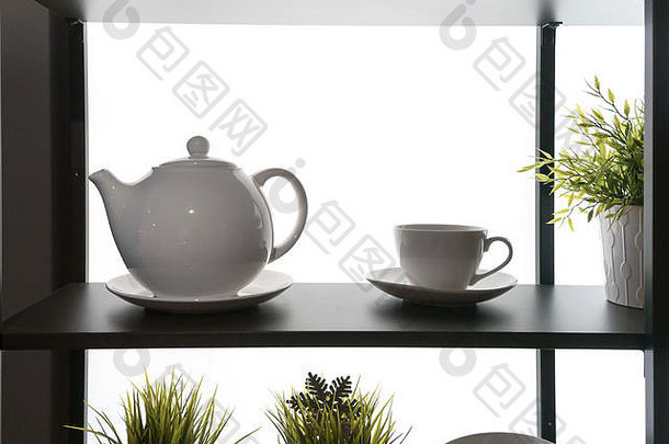 背光架子上片段厨房用具轮廓茶壶水壶能植物木架子上白色墙厨房<strong>背景</strong>