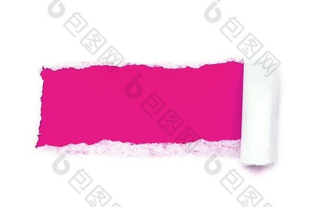 白纸上的一个洞，有撕裂的边缘，隔离在白色背景上，内部有明亮的粉红色纸张背景。
