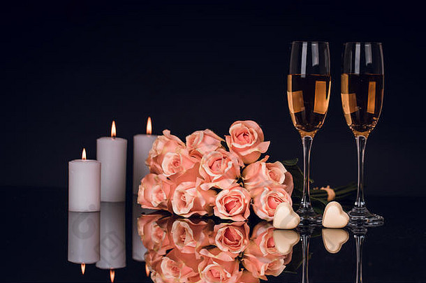 眼镜<strong>香槟玫瑰</strong>蜡烛心形状巧克力黑色的背景灯背景爱情人节一天凹陷
