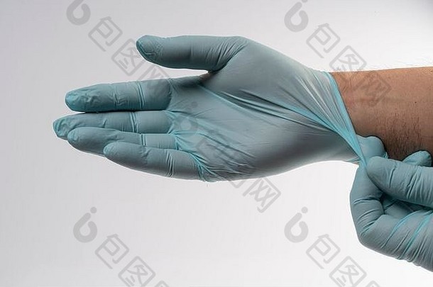一个2019冠状病毒疾病的人戴上乳胶手套<strong>保护自己</strong>
