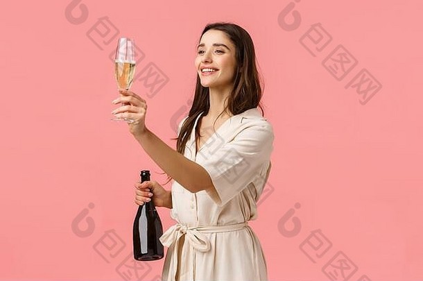 女孩为朋友举杯，举杯敬酒，看着对方，手持香槟，开心地微笑，站在粉色背景上庆祝