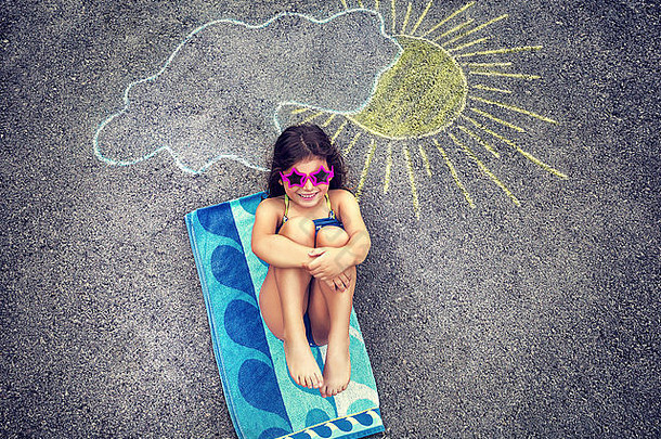 可爱的有创意的女孩画沥青太阳晒黑穿时尚的泳衣太阳镜夏天假期