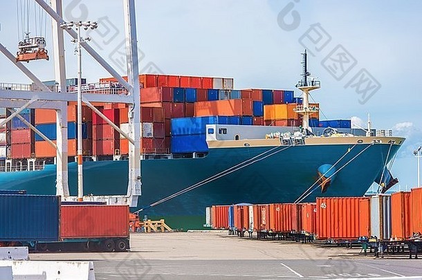 货物船加载海洋运输主题加载货物容器