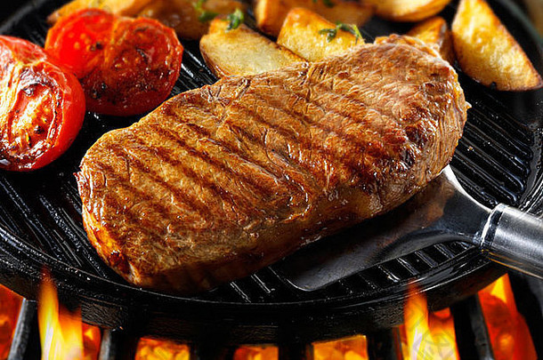 牛里脊肉牛肉牛排西红柿芯片锅炸烧烤肉食物照片图片图片
