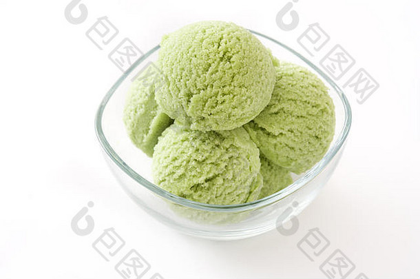 绿茶抹茶冰淇淋舀在白色背景的水晶碗中