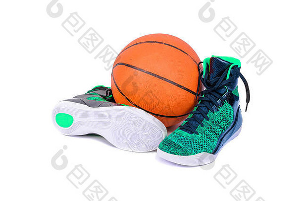 超现代高帮绿色黑色的篮球鞋子运动鞋篮球孤立的白色