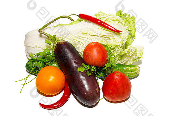 新鲜蔬菜用白色隔离。