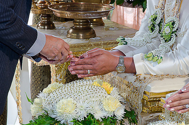 手新娘接收神圣的水长老泰国文化婚礼仪式