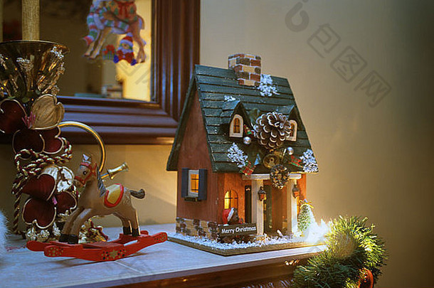 壁炉斗篷上圣诞装饰的静物画