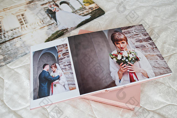 床上有相册或相册的结婚<strong>照片</strong>的页面。