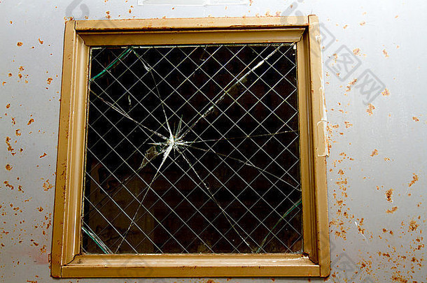 门窗上的碎<strong>玻璃</strong>。