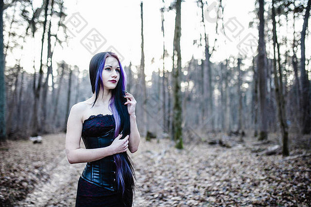 肖像哥特女人黑暗冬天森林