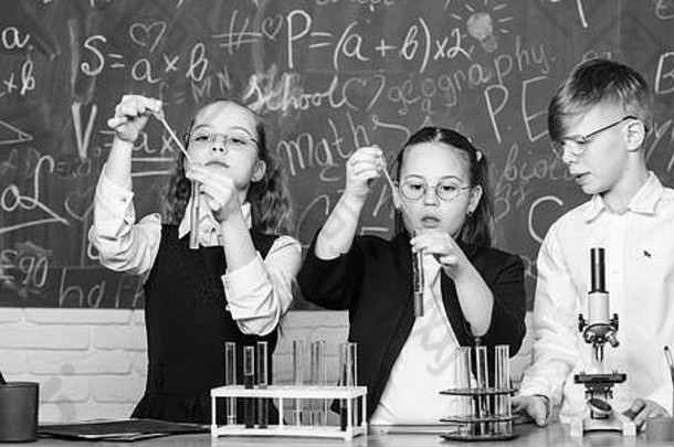 集团学校学生测试管研究化学液体科学概念女孩男孩提供实验液体测试管色彩斑斓的液体物质研究液体州