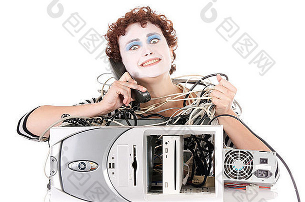 一个非常愤怒的女人，脸上涂着油漆，试图打电话给<strong>支援</strong>热线修理电脑