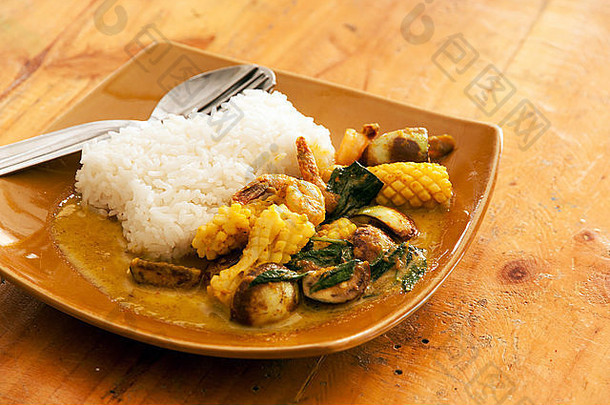 煮熟的大米超过鱿鱼虾泰国绿色咖喱