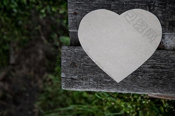 旧板凳上的纸心象征着爱