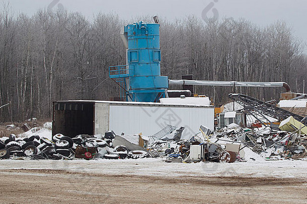 蓝色金属回收中心机械和废料堆。