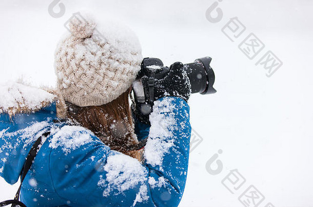冬雪天带相机的美女肖像