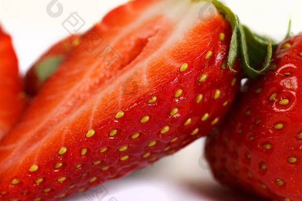 白色背景上分离的草莓细节。