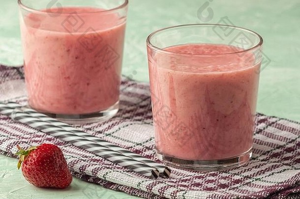 <strong>草莓</strong>奶昔牛奶玻璃绿色背景健康的吃早餐零食