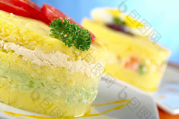 秘鲁菜被称为授予的使被捣成糊状的黄色的土豆填满鳄梨鸡