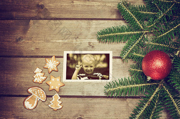 木制书桌上圣诞标志的复古鸟瞰图。圣诞姜饼在左边。