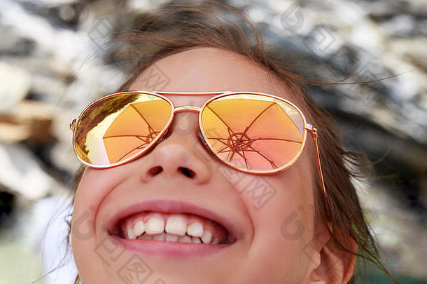 美丽的年轻的女孩太阳镜海滩伞rerlection