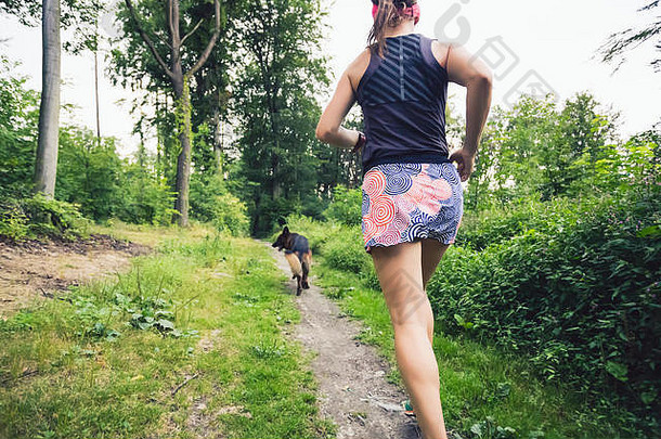 小道运行运动女人绿色森林体育灵感动机女小道跑步者交叉国家运行健身概念在户外