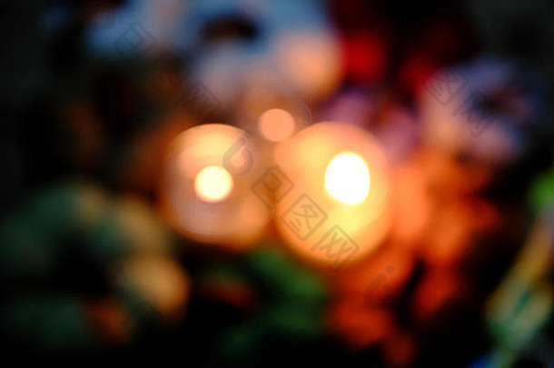 美丽的彩色背景，三支蜡烛和一组多色南瓜，通过散焦模糊背景