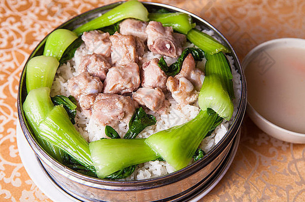 煮熟的猪肉菠菜覆盖大米