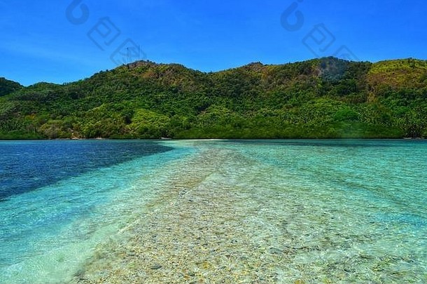 走在菲律宾的蛇岛上，一个将两岸分开的沙质缺口。