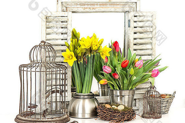 郁金香和水仙的花束。室内装饰有春天的鲜花和复活节彩蛋
