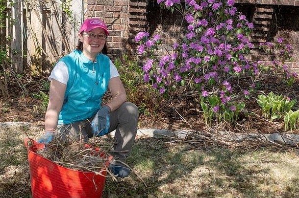 学生护士工作草坪上清洁订单生存在财务上保罗明尼苏达州美国