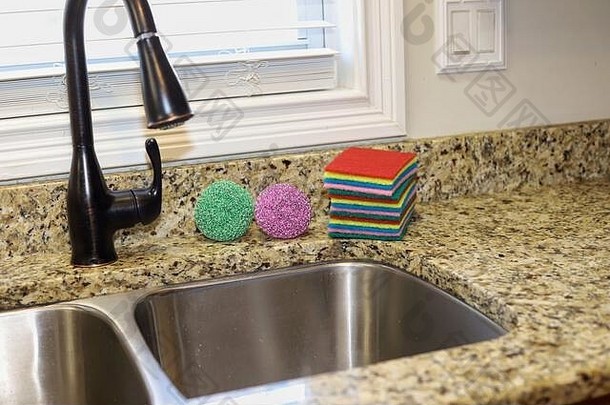 家中厨房水槽上的五彩洗涤垫