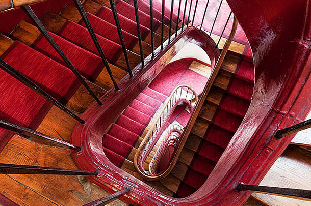 巴黎老房子里红地毯带的螺旋台阶
