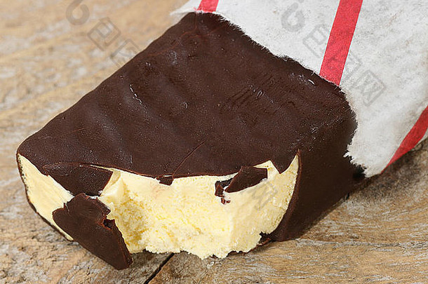 纸包装的黑巧克力冰淇淋条