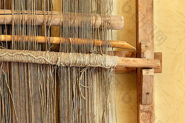 一种古老的手工织布机，用来织布和毯子