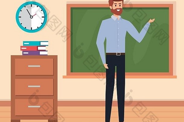 教室里的男老师拿着黑板和书